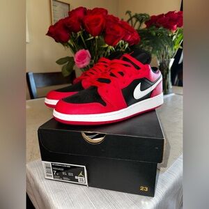 Air Jordan 1 Low (GS) - Very Berry